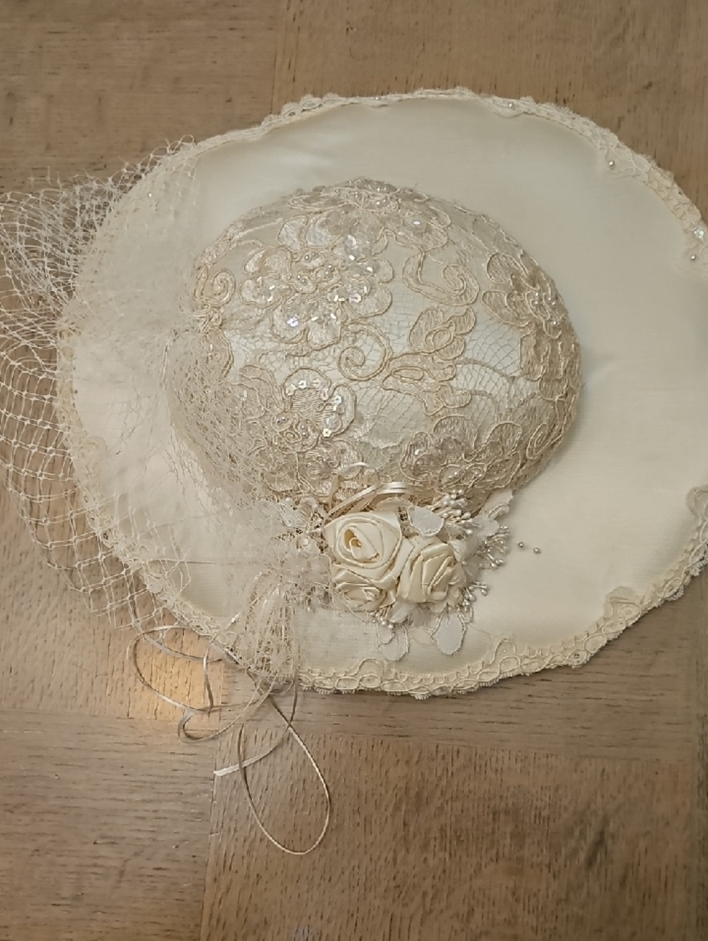 Source Unknown Cream Lace Cocktail Fascinator Hat with Rosette Detail